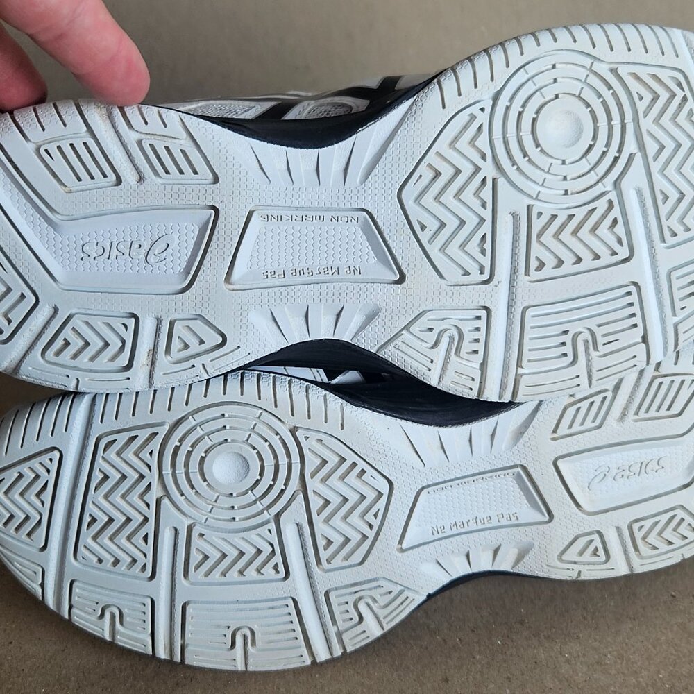 Asics Women's Non Marking Volleyball shoes size 5.5